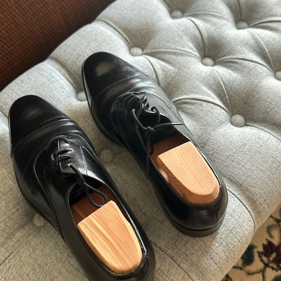 Men’s Cole Haan Dress shoes . Black gently used size 10.5 medium. Nike air soles - Picture 1 of 2